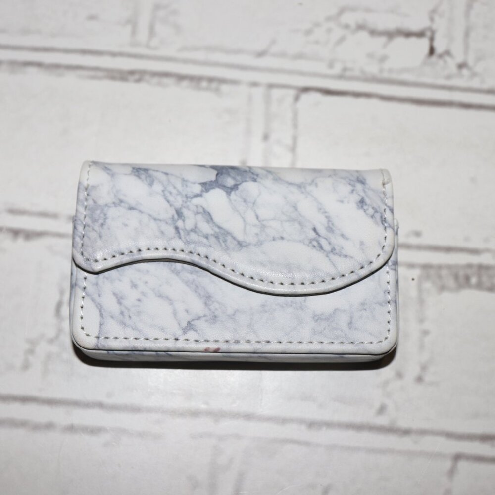 🤍 Marble-Pattern Card Holder · 4" x 2.5" · Compact & Stylish This sleek card h